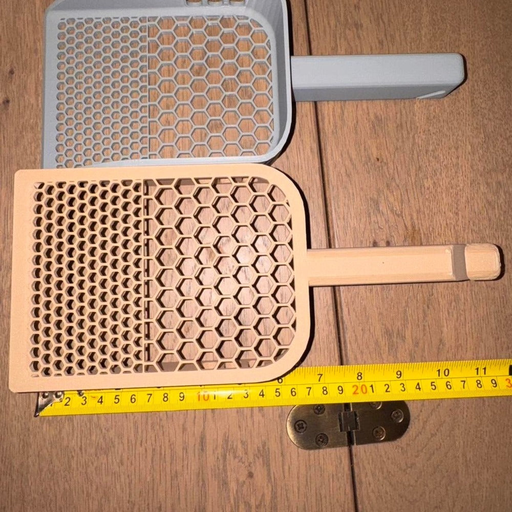 Cat litter scoop with a honeycomb sifting grid, view 3