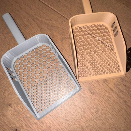Cat litter scoop with a honeycomb sifting grid