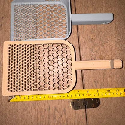Cat litter scoop with a honeycomb sifting grid, view 3